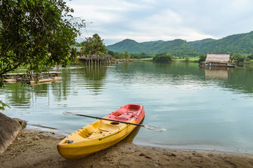 Fototapeta na wymiar Kayaks are parked in public reservoirs.