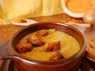 Rote Linsensuppe mit Croutons