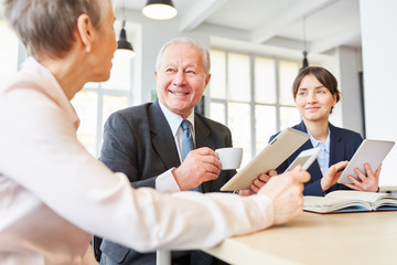 Ältere Geschäftsleute in einer Besprechung