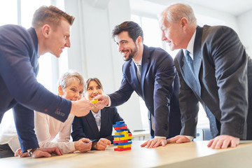 Kollegen arbeiten in Teamwork zusammen