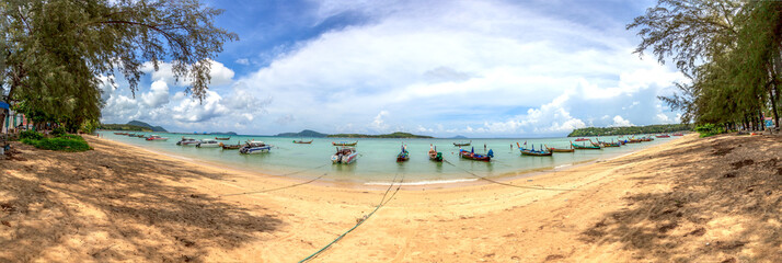 Panoramaaufnahme vom Rawai Beach auf Phuket mit türkisfarbenem Wasser und Fischerbooten...