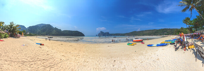 Aufnahme des Strandes der thailändischen Insel Phi Phi Island tagsüber fotgrafiert bei blauem...