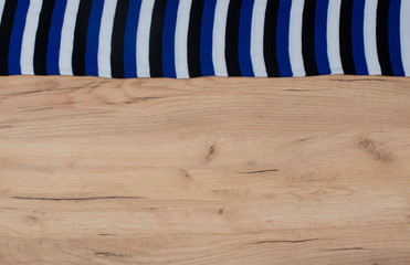 Holz Hintergrund mit Schal Rand im Flat Lay Still