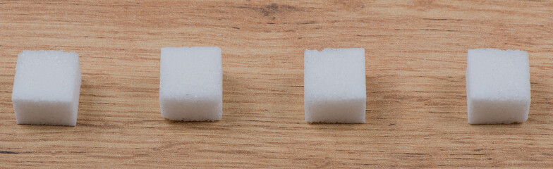Zucker auf einem Holzbrett aufgestapelt