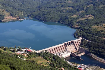 Cercles muraux Barrage centrale hydroélectrique sur le paysage fluvial