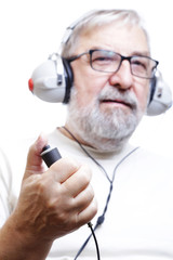 Starszy mężczyzna z słuchawkami do badania słuchu - obrazy, fototapety, plakaty