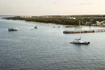 Obraz premium Catamaran and small fishing boats moored at Grand Cayman