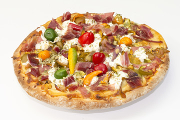 Una pizza con mucho colorido, hecha en casa, aislada sobre un fondo blanco