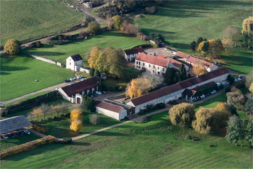 Vue aérienne d'une ferme à Aincourt dans le Val d'Oise en France
