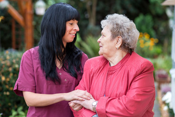 Altenpflegerin mit Seniorin