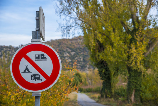 panneau de signalisation/camping interdit