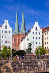 Nikolaiviertel in Berlin mit Blick auf die Nikolaikirche