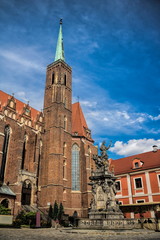 Fototapeta na wymiar Wroclaw, Kreuzkirche und Nepomuk-Denkmal