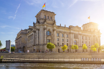 Fototapeta premium Spreerundfahrt z widokiem Bundestagu w Berlinie
