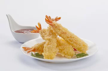 Fototapete Tempura Jumbo Shrimps with salad and salsa dip on white plate and white background © anish_ap1