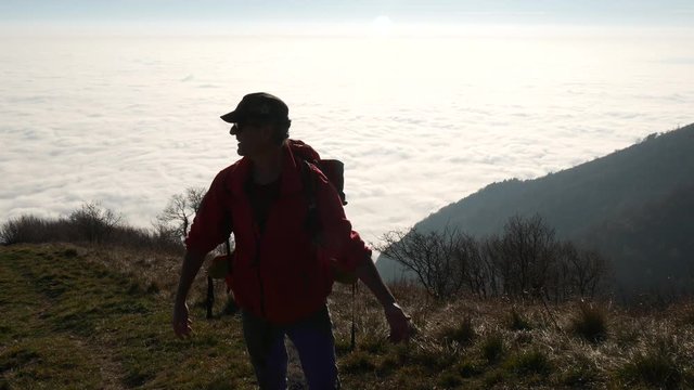 Spettacolare visione mistica in montagna sopra le nuvole