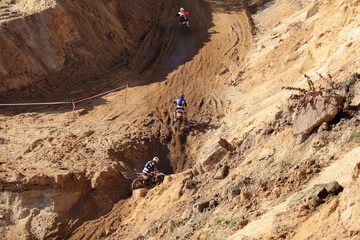 Motocross, jazda po piachu z przeszkodami, skoki. © Stanisław Błachowicz