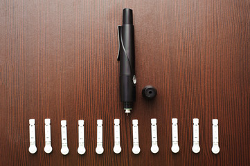 Set diabetic: syringe pen with insulin and lancets.