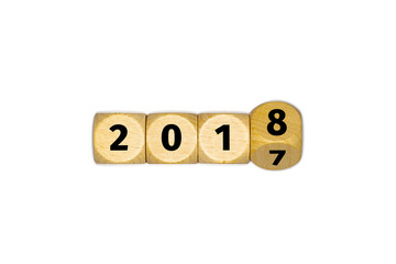 Jahreswechsel 2017 zu 2018 - Holzwürfel freigestellt auf weiß