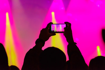 Concert visitor shoots video on a smartphone