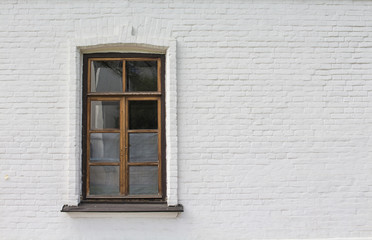 Drewniane okna na białej ścianie - 181822076