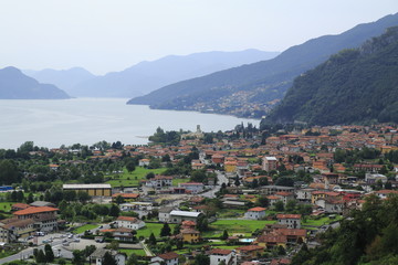 Naklejka premium Dongo, Gemeinde Gravedona am Comer See in Italien, Seeblick