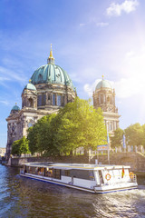 Fototapeta premium Wycieczka po Szprewie przed katedrą w Berlinie