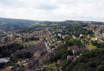 Obraz premium panoramic view of hebden bridge in west yorkshire england showing streets houses and surrounding countryside