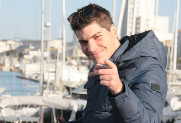 jeune homme,détente en bord de mer,heureux,