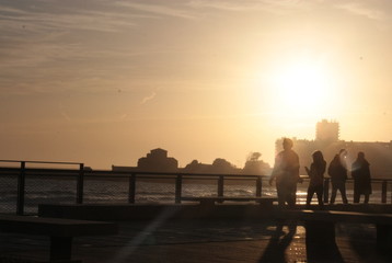 balade sur le remblai des sables d'olonne,en vend&eacute;e,au coucher du soleil
