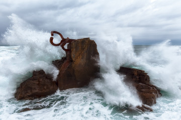 Wave splashing against El peine del viento