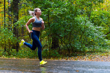 Fototapeta na wymiar Woman running in the autumn park