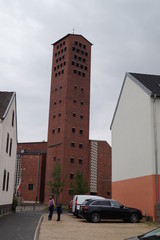 Fototapeta premium zwei auf dem weg zur kirche