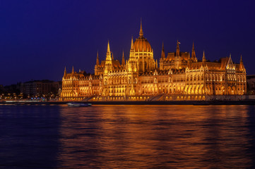 Fototapeta na wymiar Budapest parliament building at night
