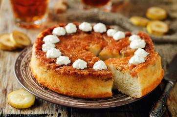 Caramel banana cake with tea