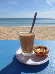 Galao und Pastel de Nata  am Meer,  eine portugiesische Spezialität, Algarve, Portugal, Europa
