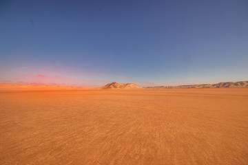 Fototapeta na wymiar Beaucoup de vent dans le désert du Sahara