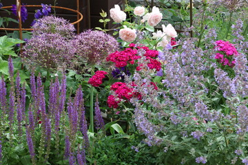 Sommerrabatte im Cottage Stil