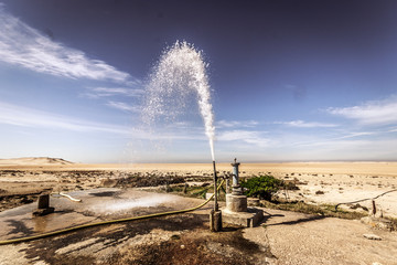 Source d'eau chaude en plain désert du Sahara, Dakhla - Maroc sud