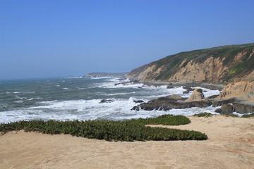 Fototapeta na wymiar waves on a rocky coastline in Bodega Bay California