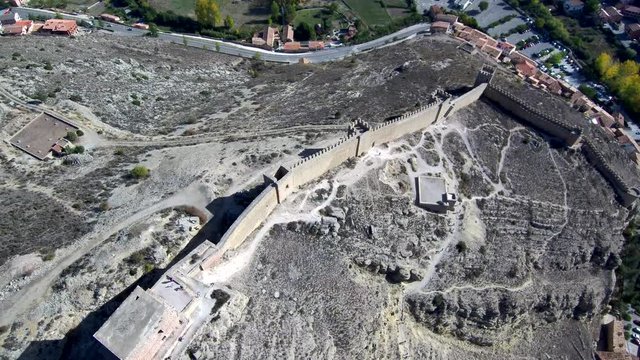 Muralla de Albarracin (Teruel, Aragón) desde el aire. Video Aereo con Drone