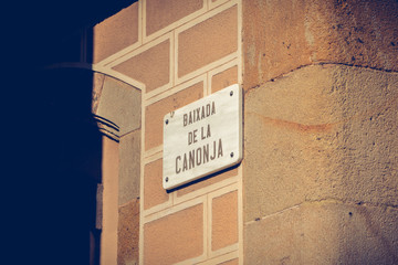 street sign where is written in Catalan - descent of the canonge