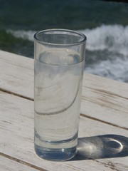 Fresh cold water in beach bar at waterside - Frisches kaltes Wasser in der Strandbar an der Wasserseite ... :-)