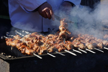 grilled meat grilled barbecue hand cooks removes chunks of meat