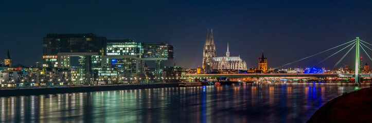 Köln - Dom und Kranhäuser bei Nacht; Deutschland
