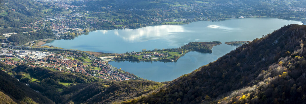 Panorama dal monte Cornizzolo sul lago di Annone