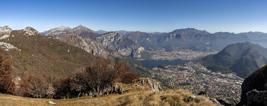 Panorama dal monte Cornizzolo sulla citta di Lecco e l'abitato di Valmorea
