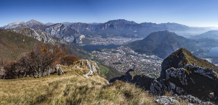 Panorama dal monte Cornizzolo sulla citta di Lecco e l'abitato di Valmorea