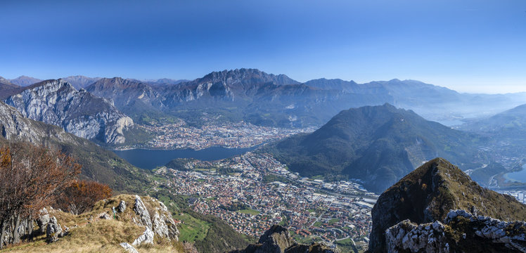 Panorama dal monte Cornizzolo sulla citta di Lecco e l'abitato di Valmorea