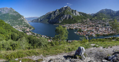 Panorama del lago di Como con la città di Lecco